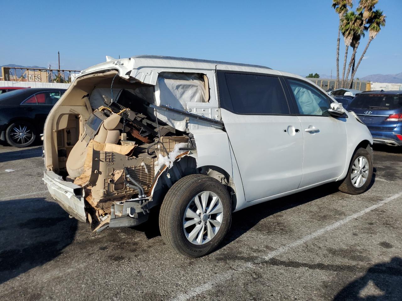 2016 Kia Sedona Lx - Image 3