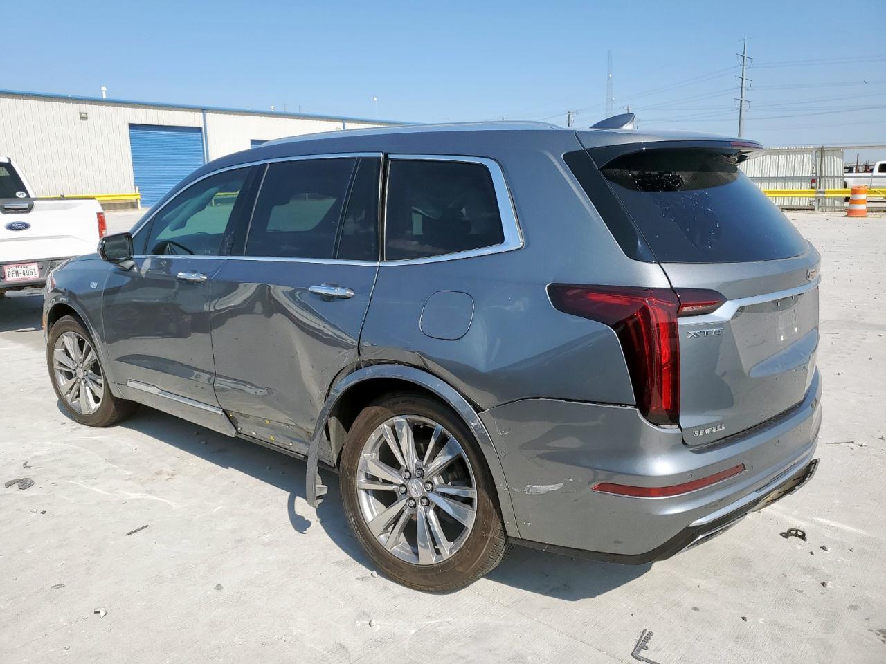 2022 Cadillac Xt6 Premium Luxury - Image 2