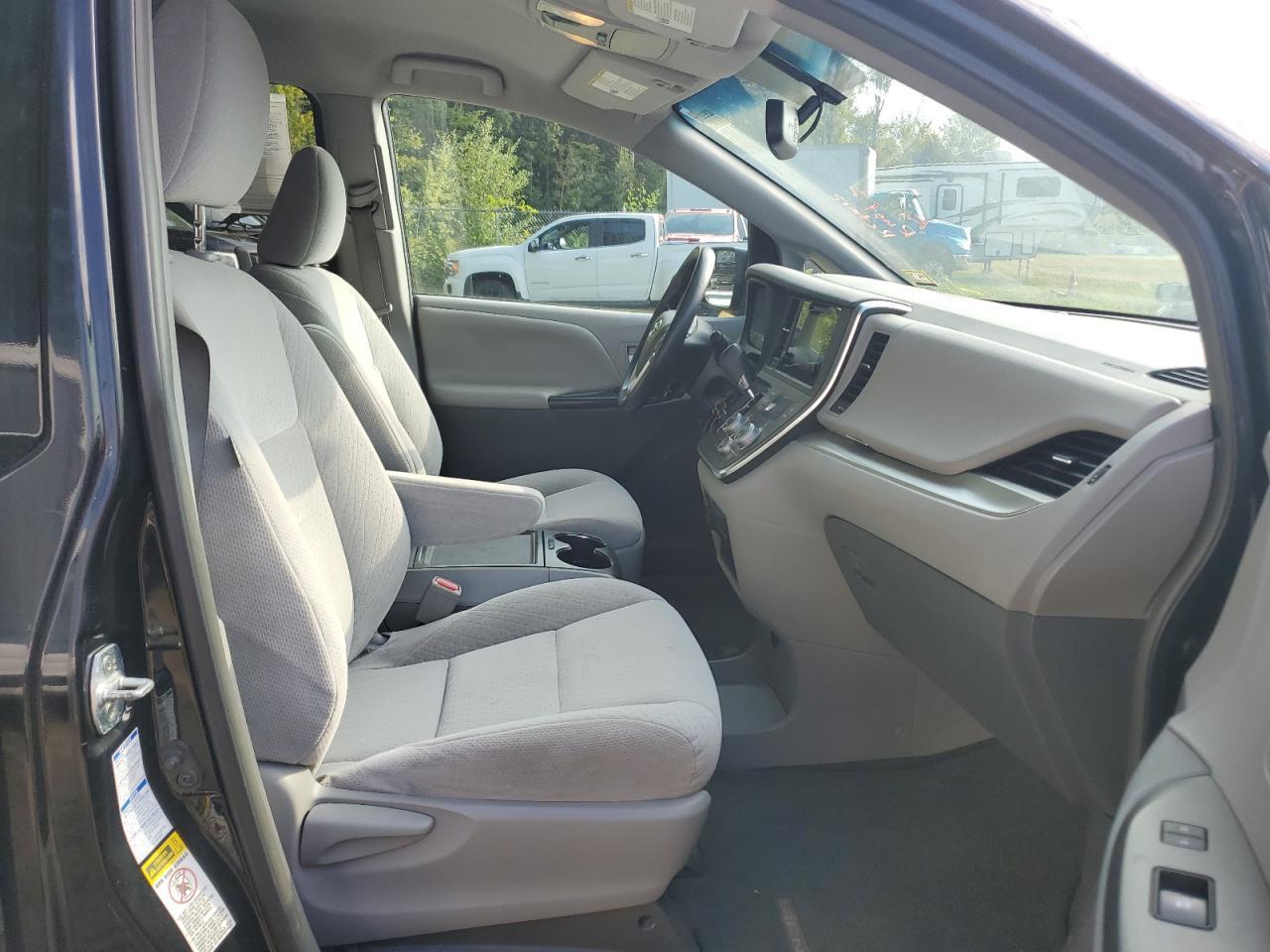 2016 Toyota Sienna Le - Image 5