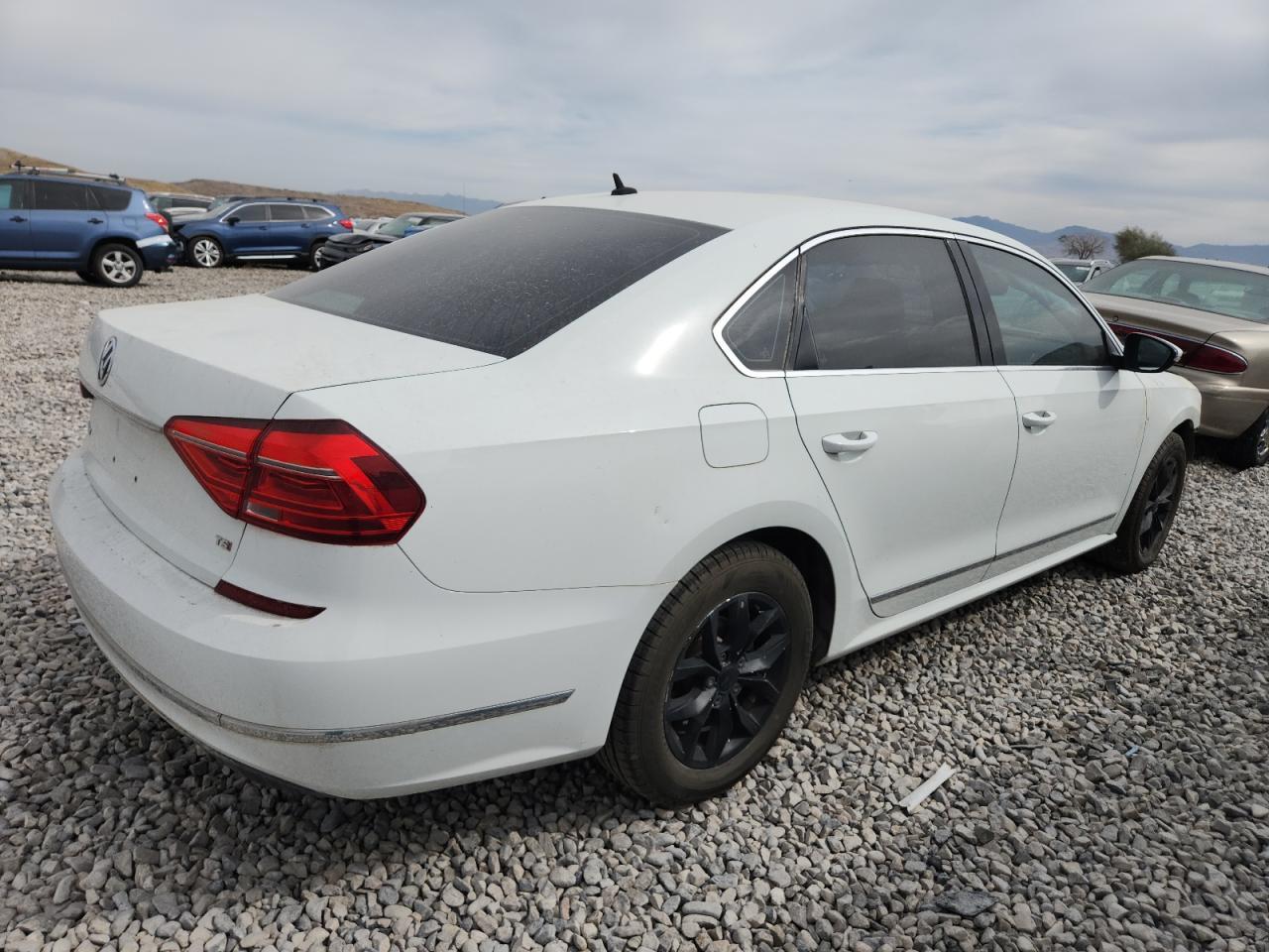 2016 Volkswagen Passat S - Фото 3