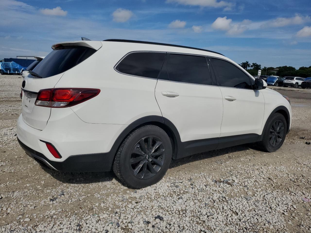 2017 Hyundai Santa Fe Se - Image 3