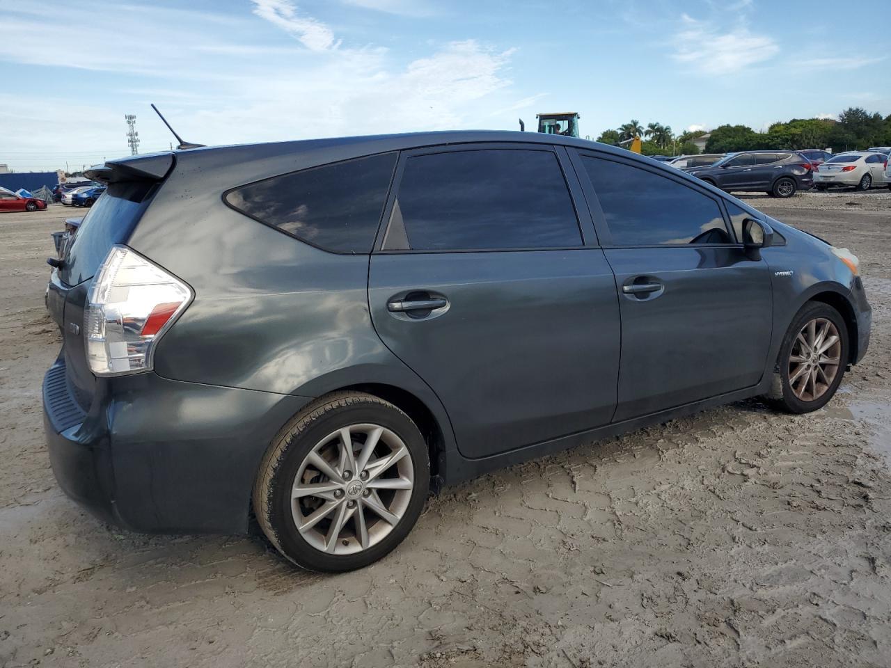 2012 Toyota Prius V - Фото 3