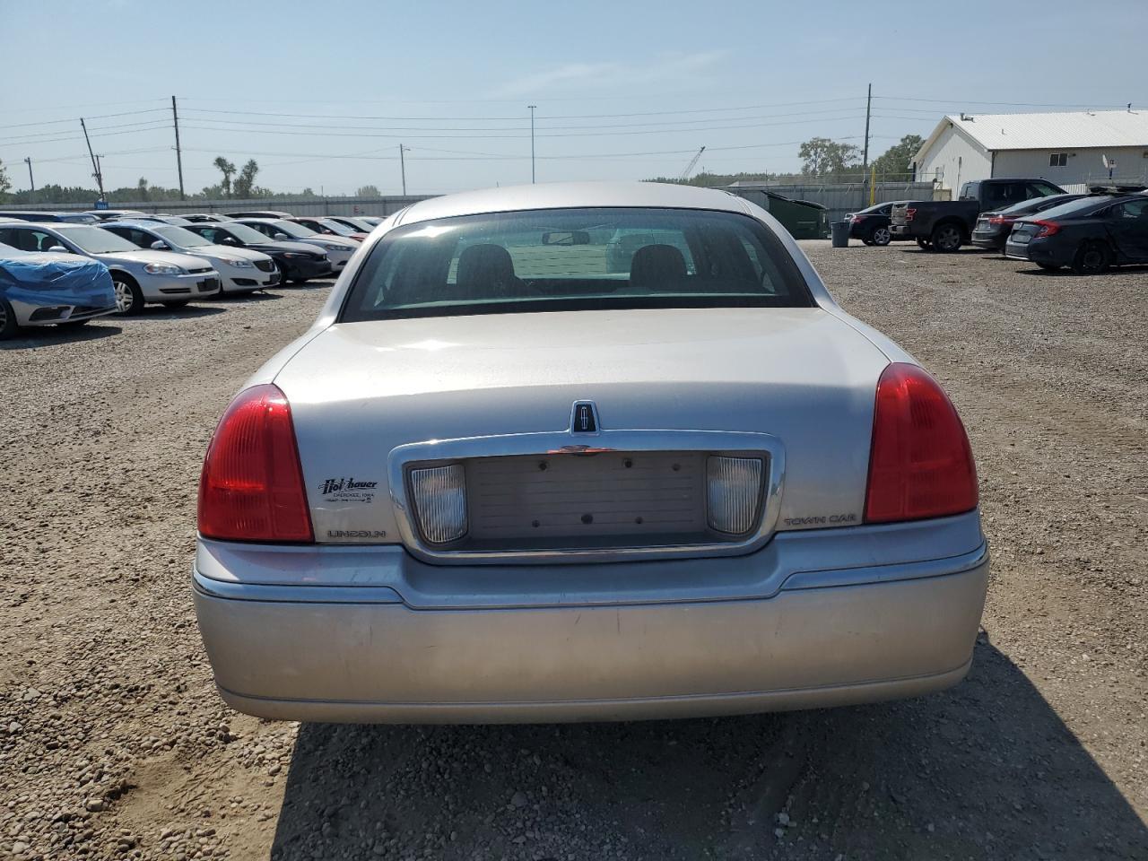 2010 Lincoln Town Car Signature Limited - Image 6