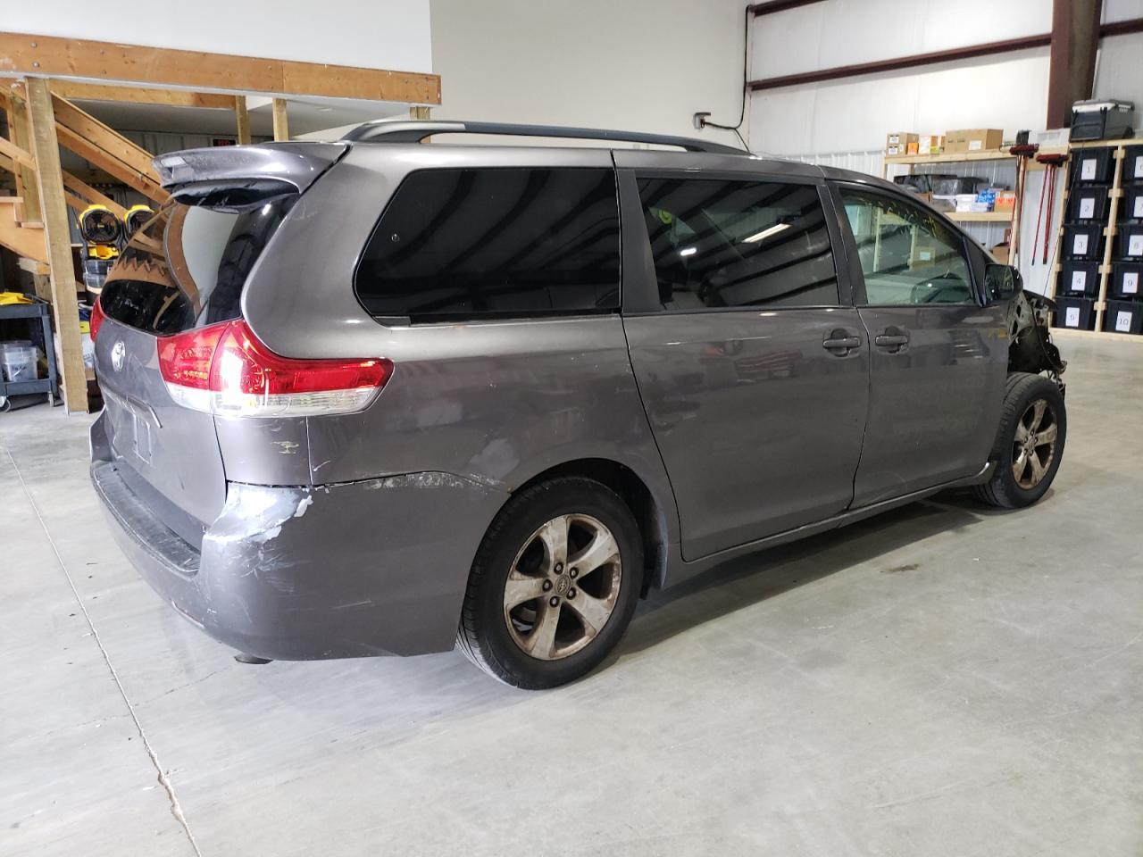 2011 Toyota Sienna Le - Фото 3