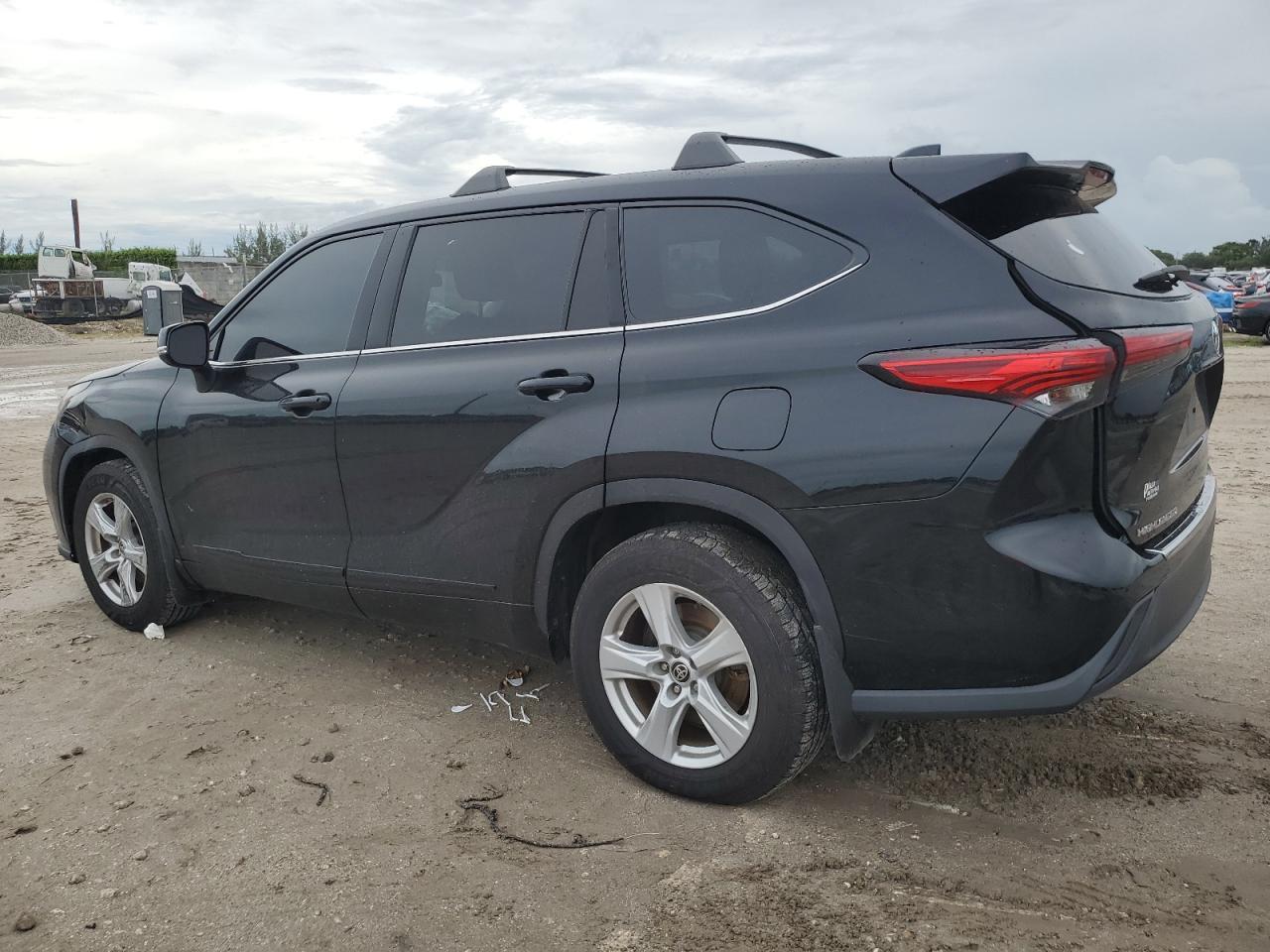 2021 Toyota Highlander L - Фото 2