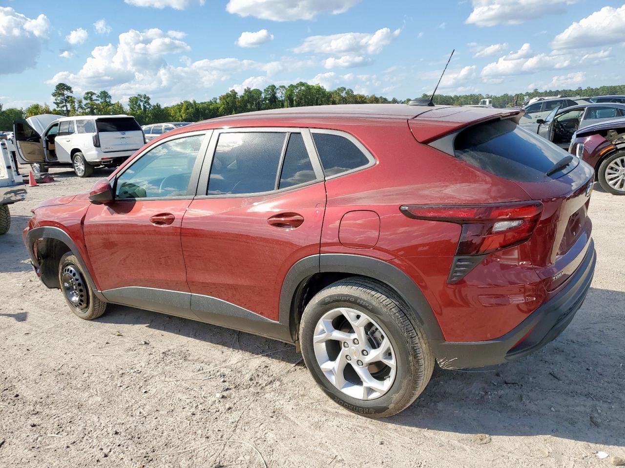 2024 Chevrolet Trax Ls - Фото 2