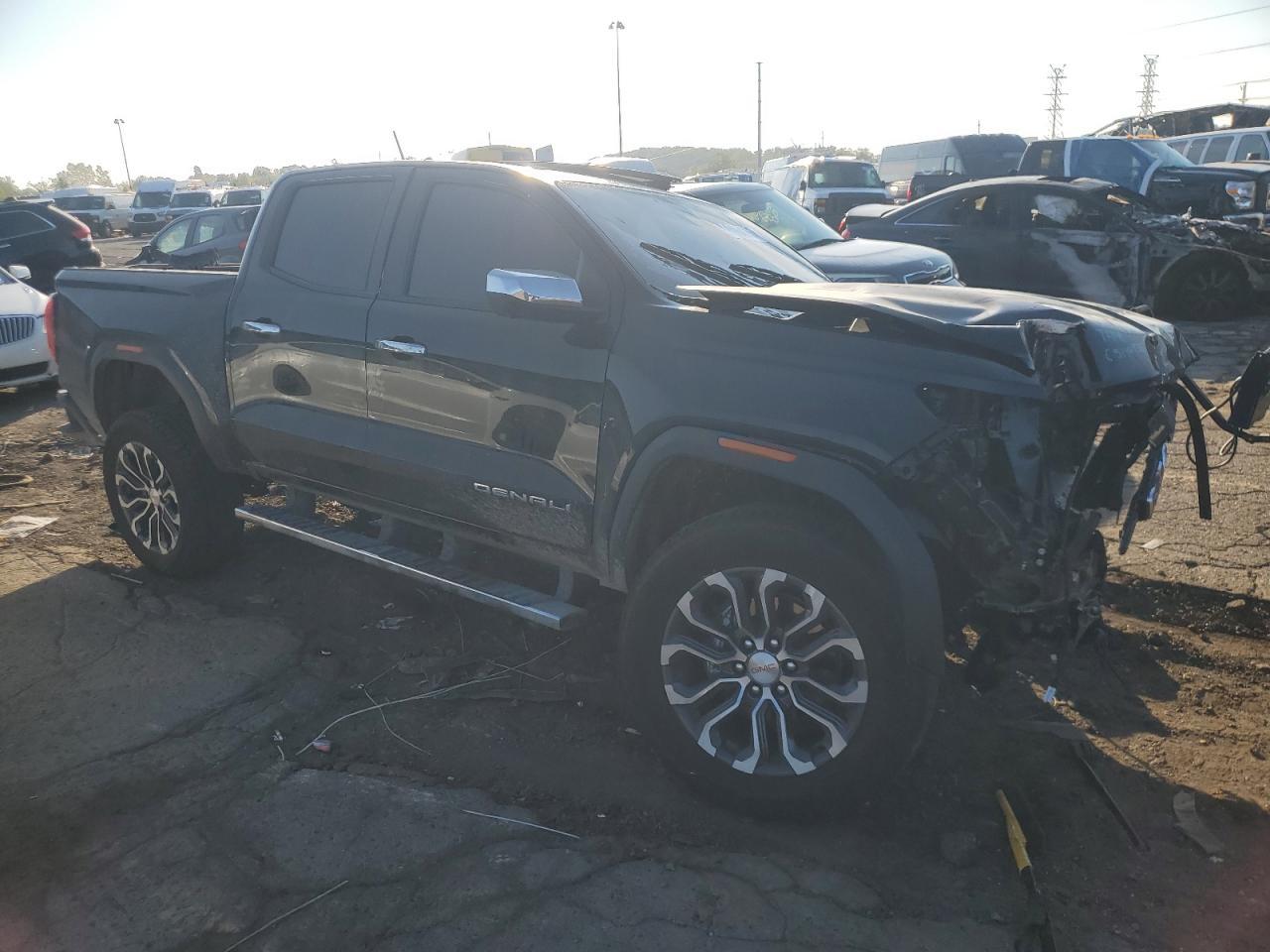 2025 GMC Canyon Denali - Image 4