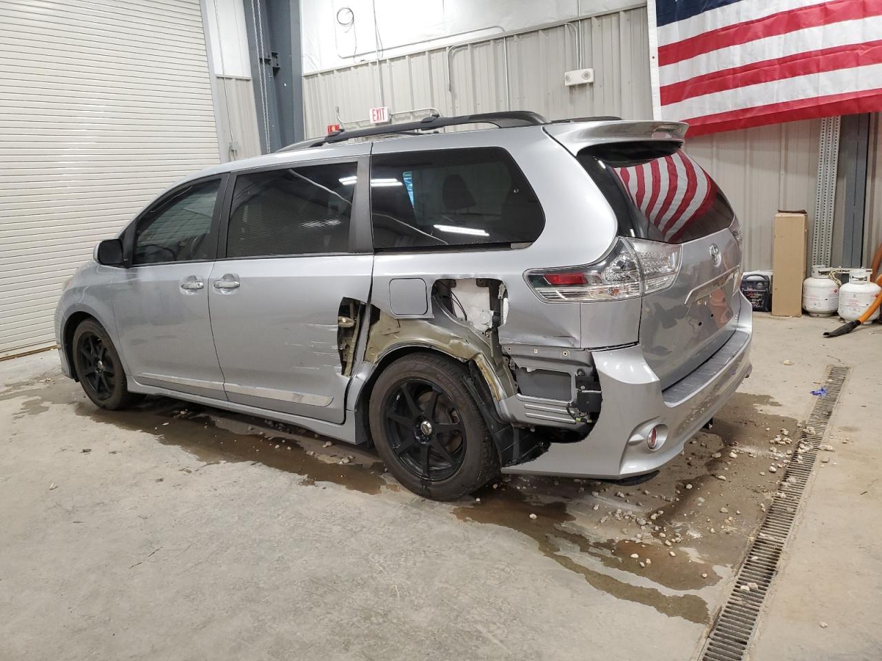 2014 Toyota Sienna Sport - Image 2