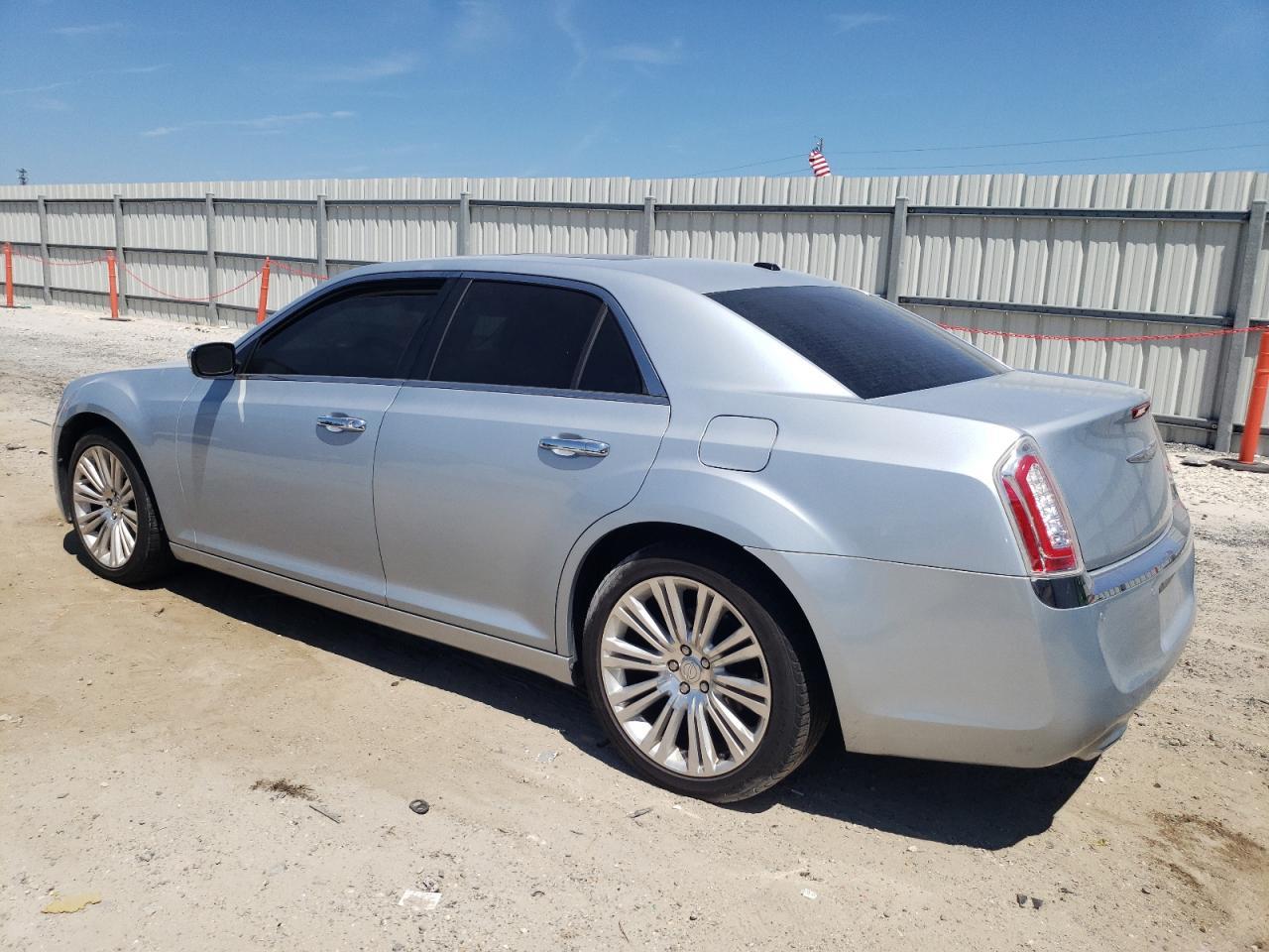 2013 Chrysler 300C - Фото 2