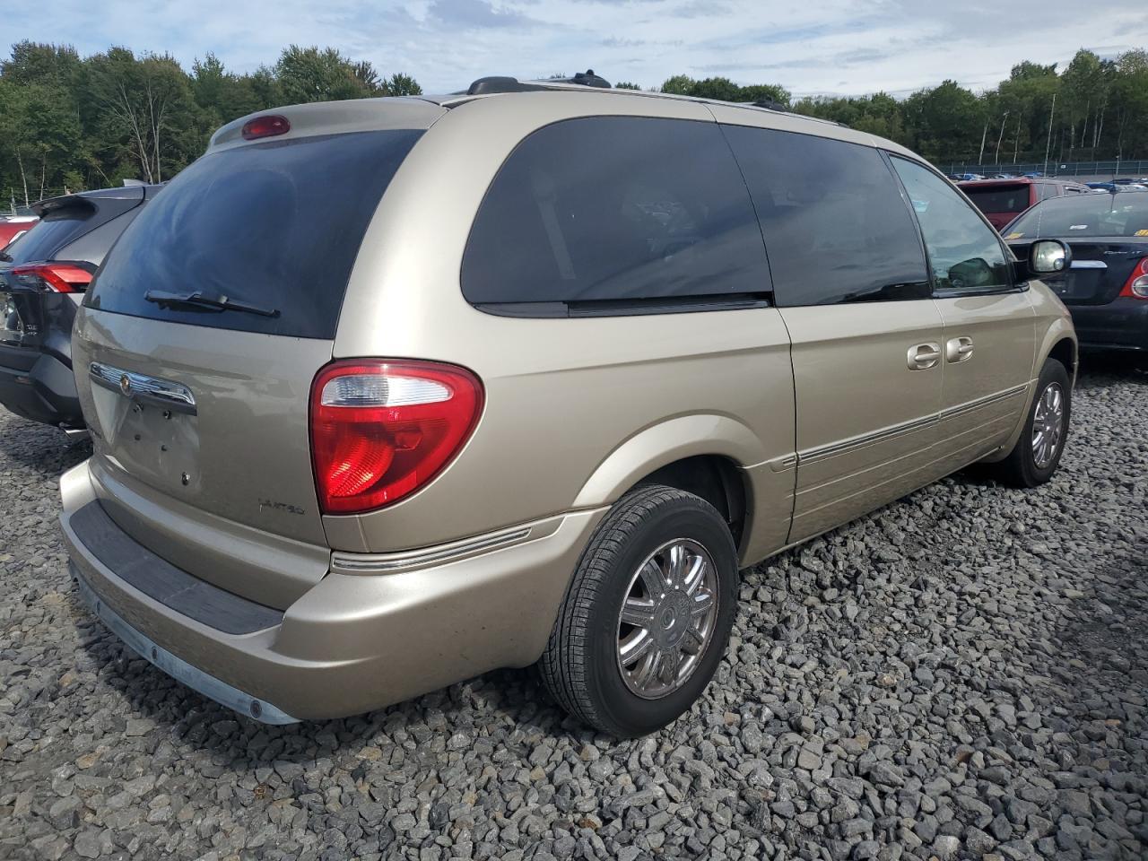 2006 Chrysler Town & Country Limited - Image 3