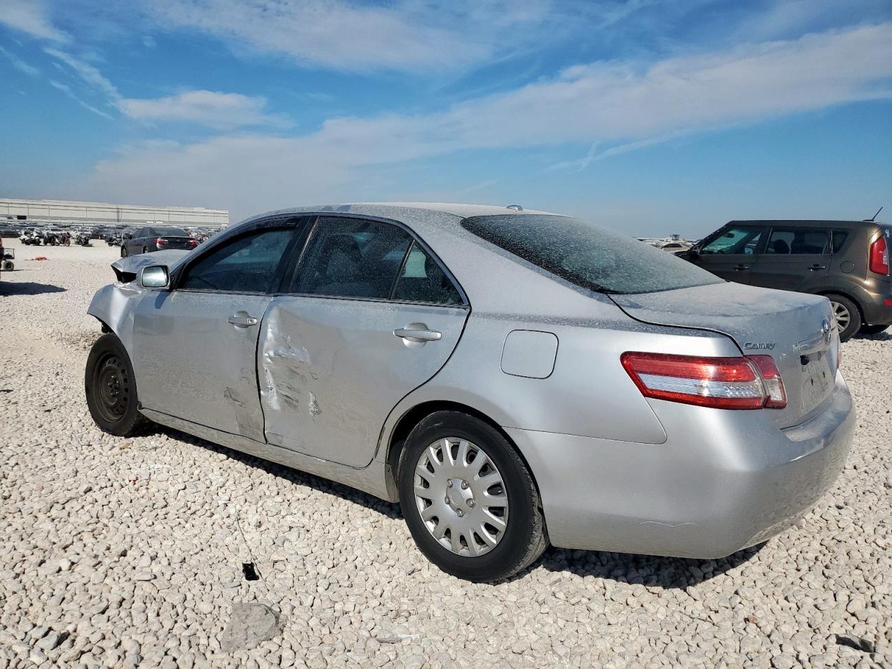 2010 Toyota Camry Base - Фото 2