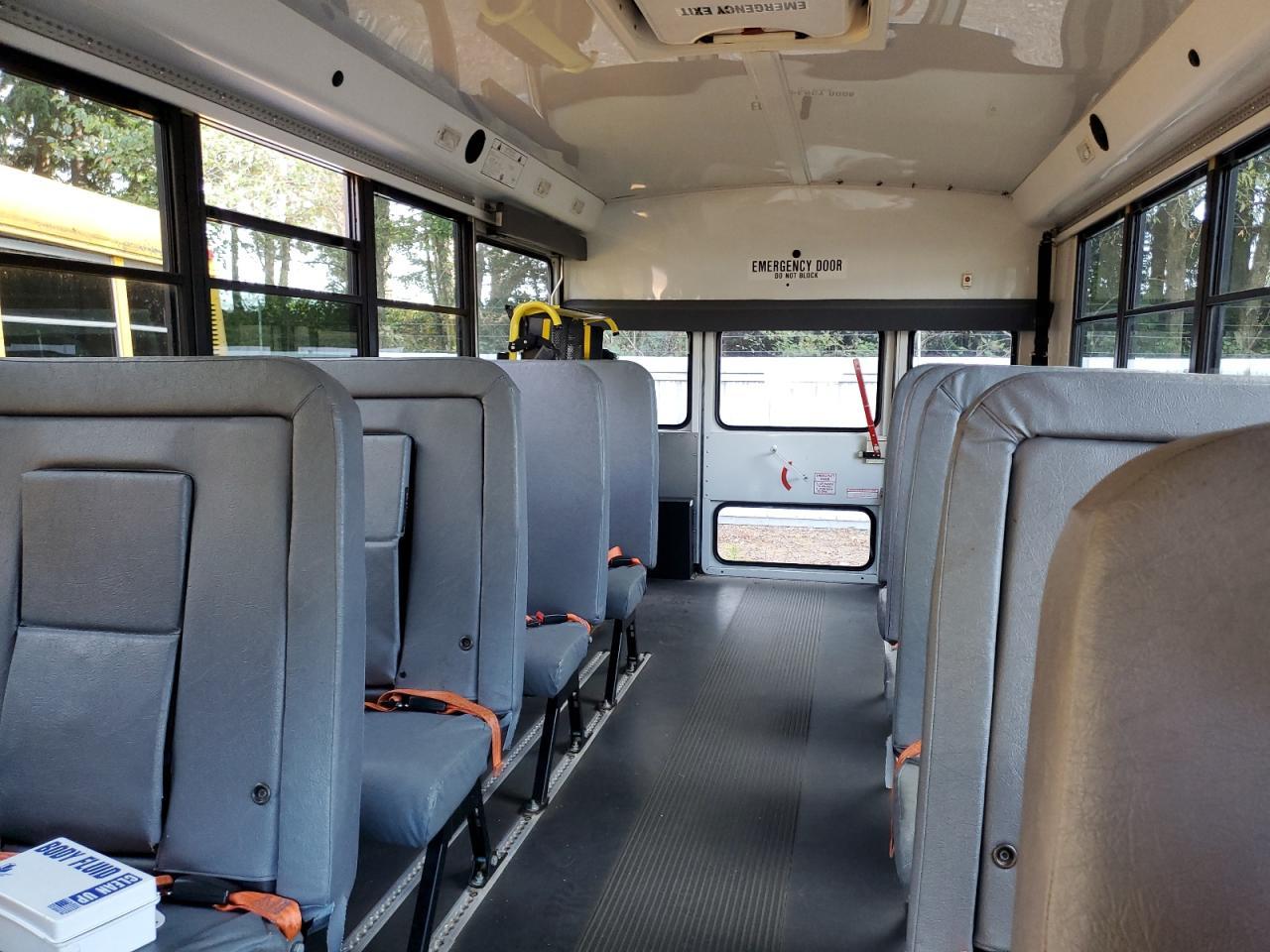 2014 Chevrolet Express G4500 - Image 6