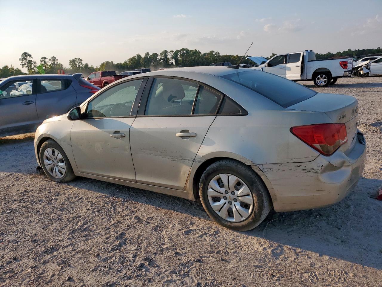2014 Chevrolet Cruze Ls - Image 2