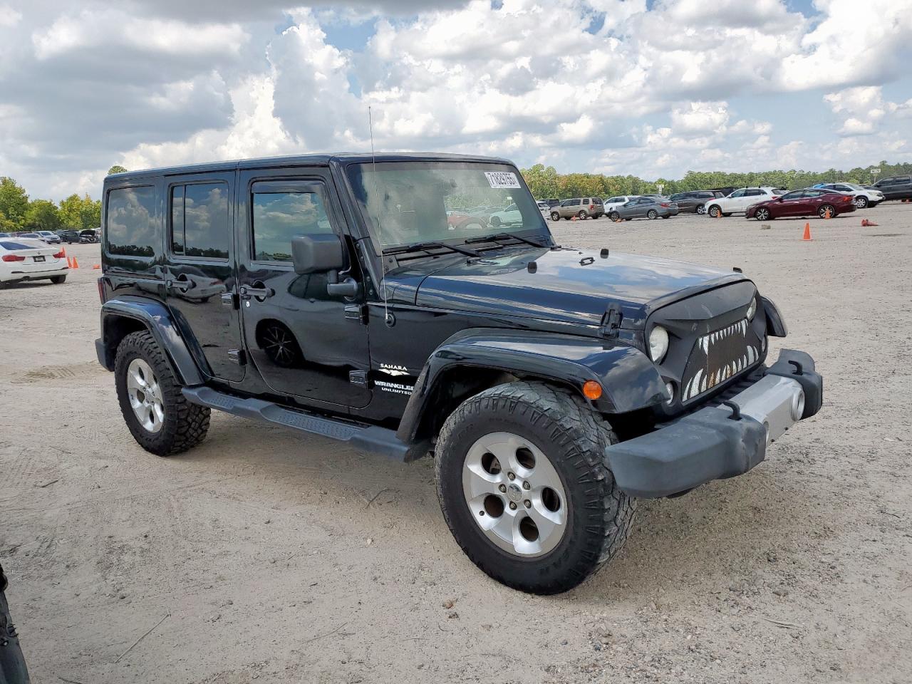 2015 Jeep Wrangler Unlimited Sahara - Image 4