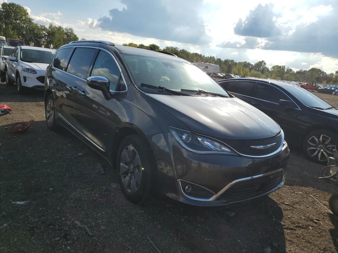 2018 Chrysler Pacifica Hybrid Limited - Image 4