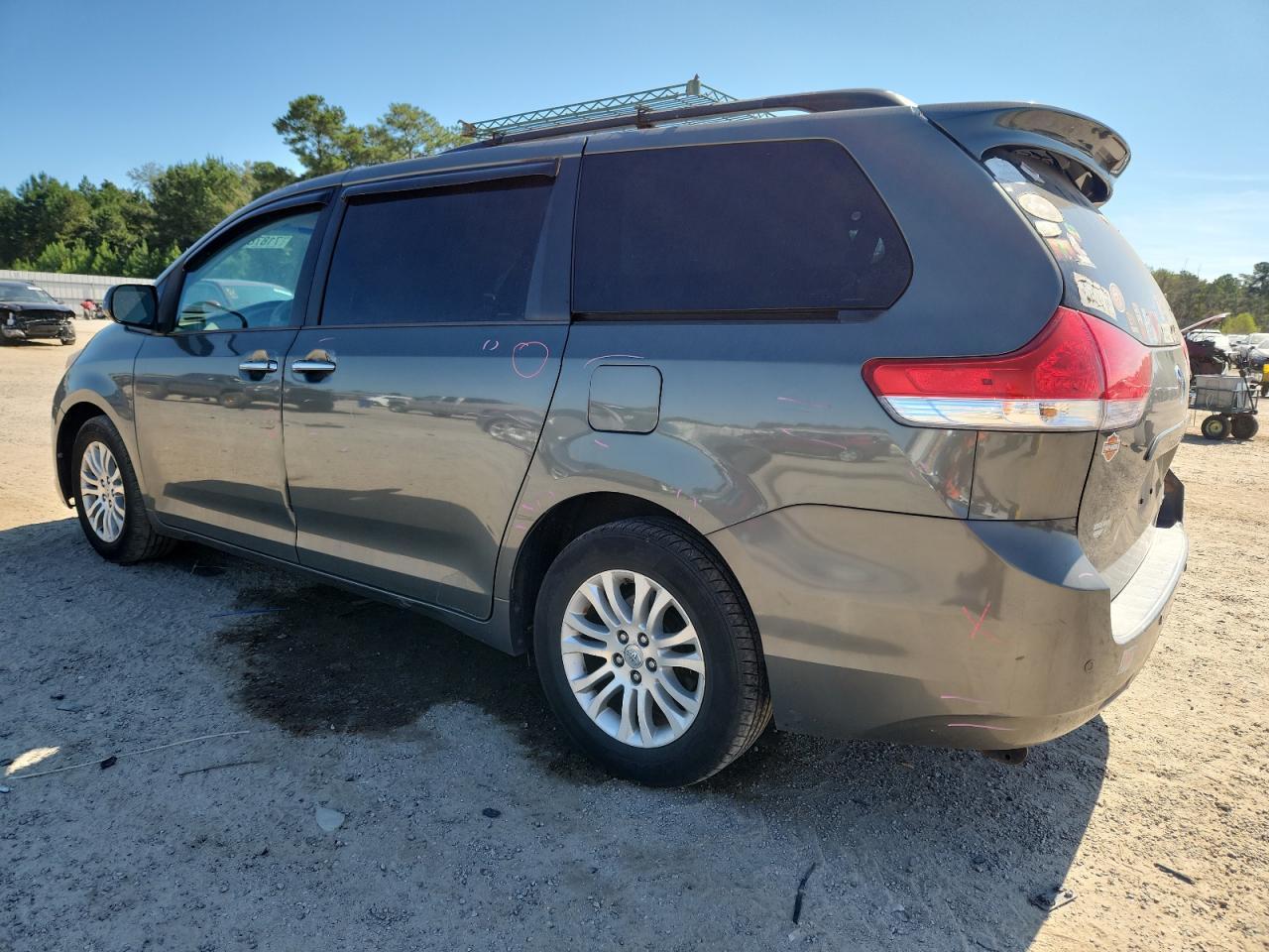2013 Toyota Sienna Xle - Image 2
