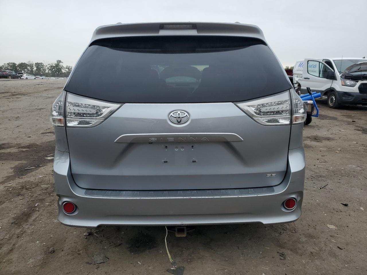 2011 Toyota Sienna Sport - Фото 6