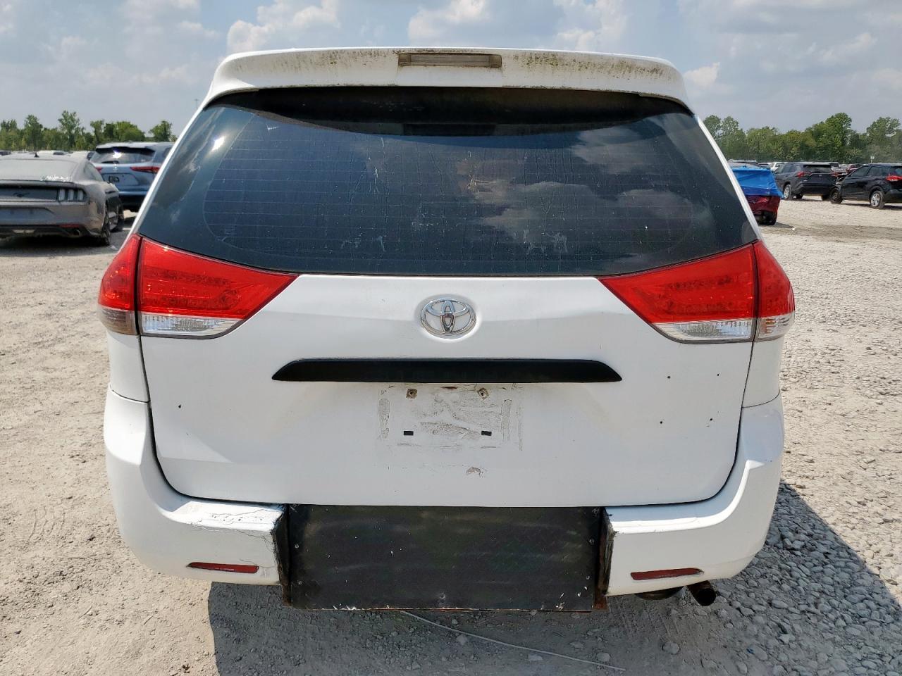 2012 Toyota Sienna - Фото 6