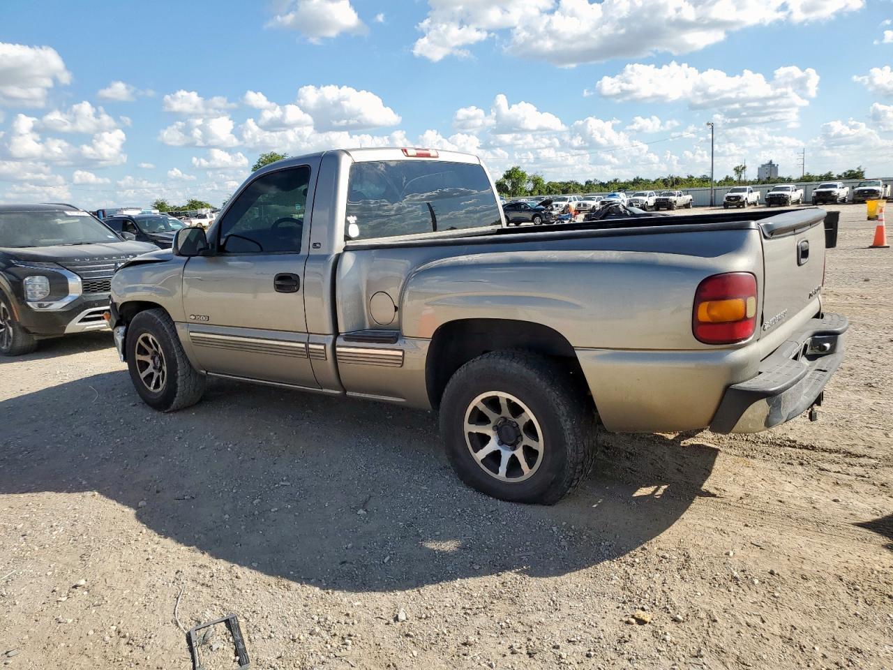 2002 Chevrolet Silverado C1500 - Фото 2