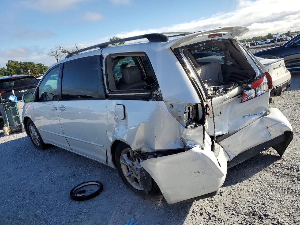 2005 Toyota Sienna Xle - Image 2