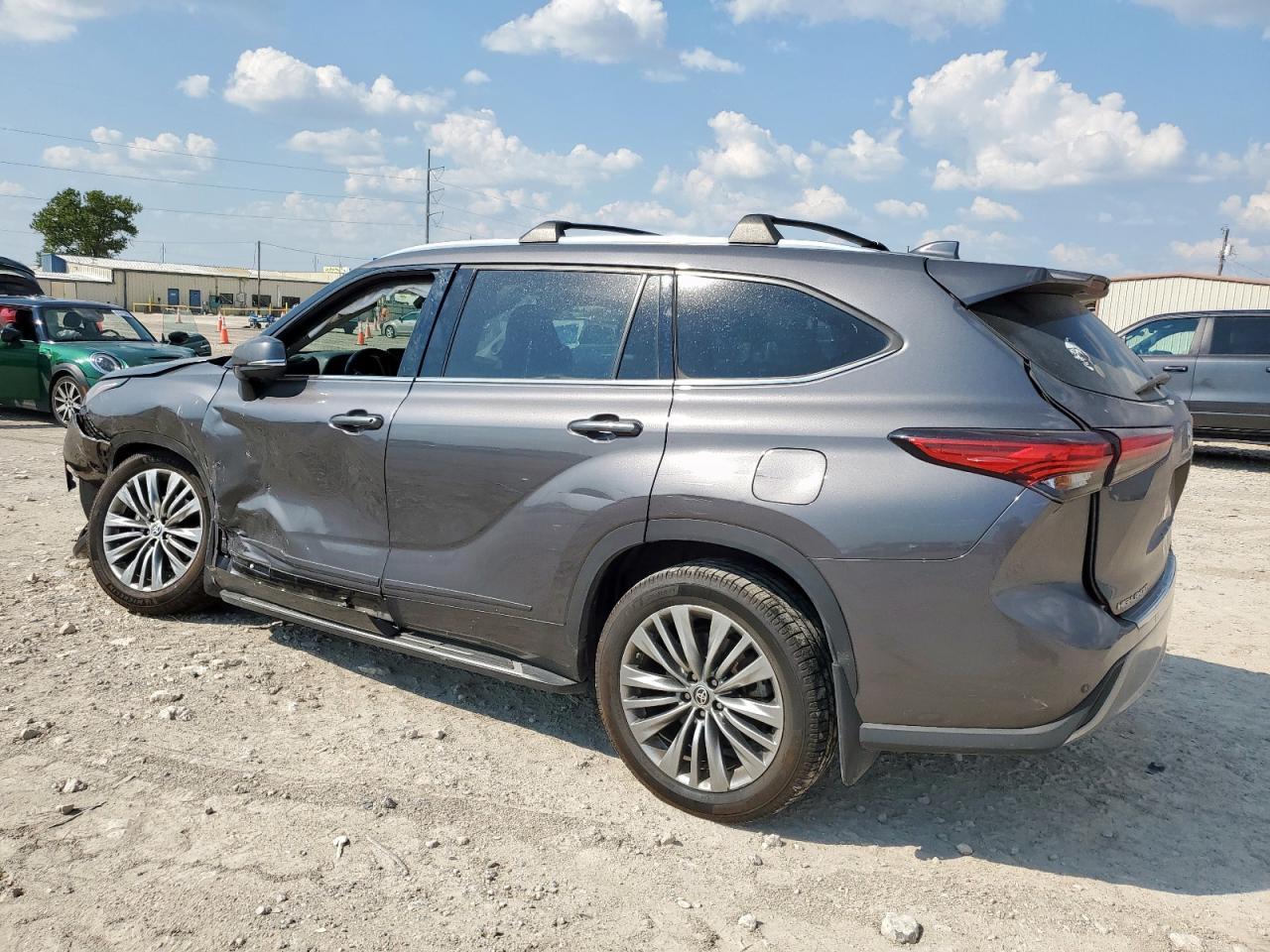 2021 Toyota Highlander Platinum - Фото 2