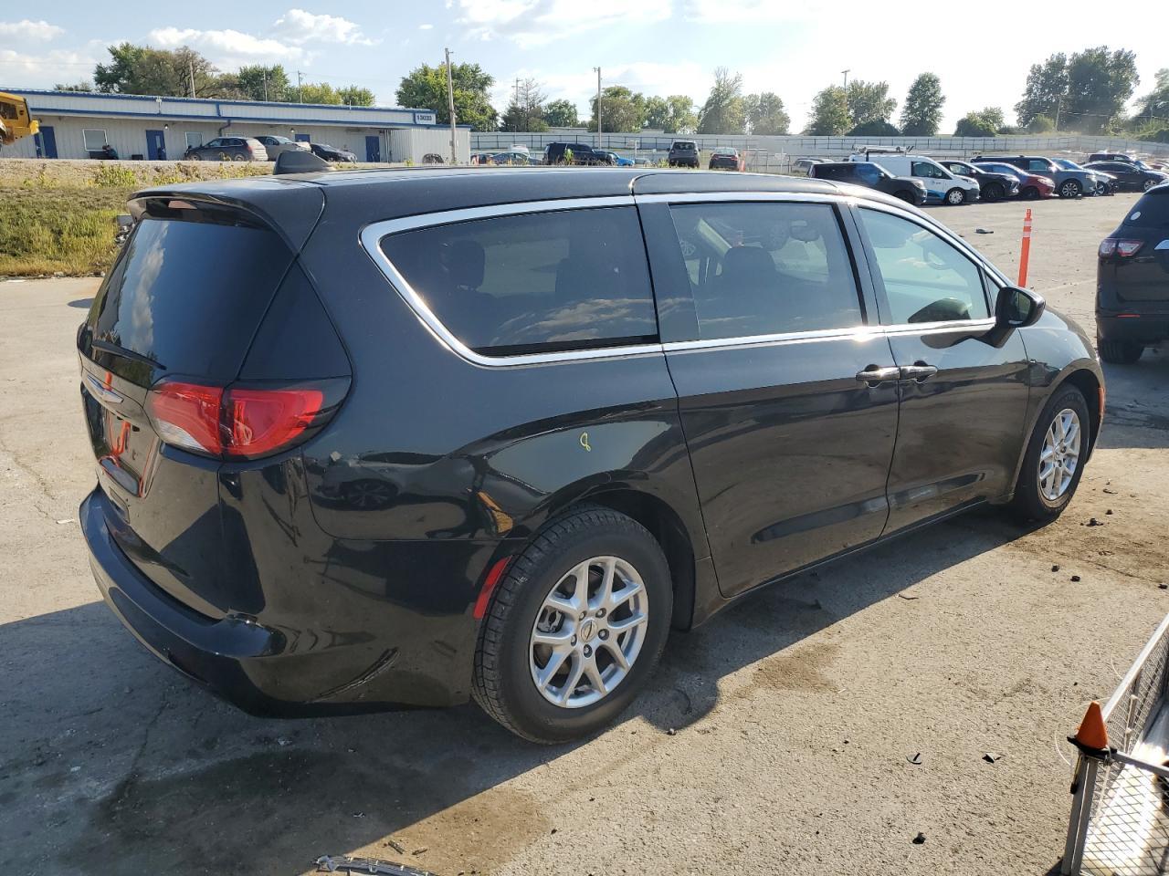 2023 Chrysler Voyager Lx - Фото 3