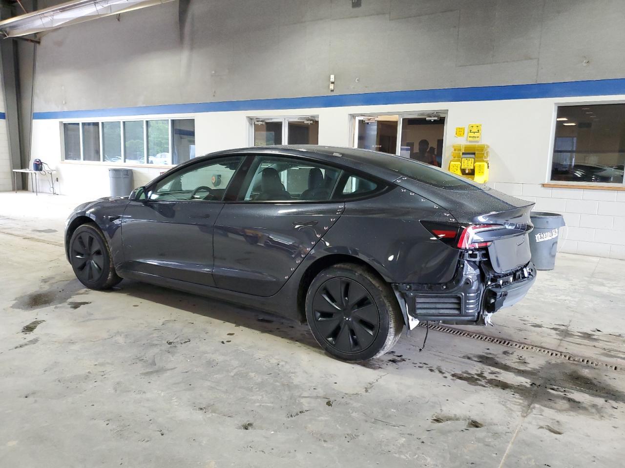 2025 Tesla Model 3 - Фото 2