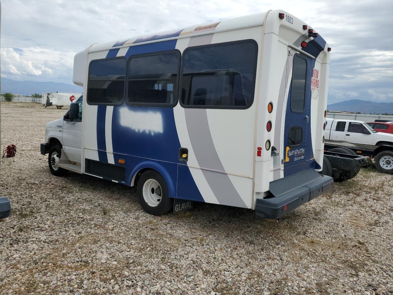 2016 Ford Econoline E350 Super Duty Cutaway Van - Фото 2