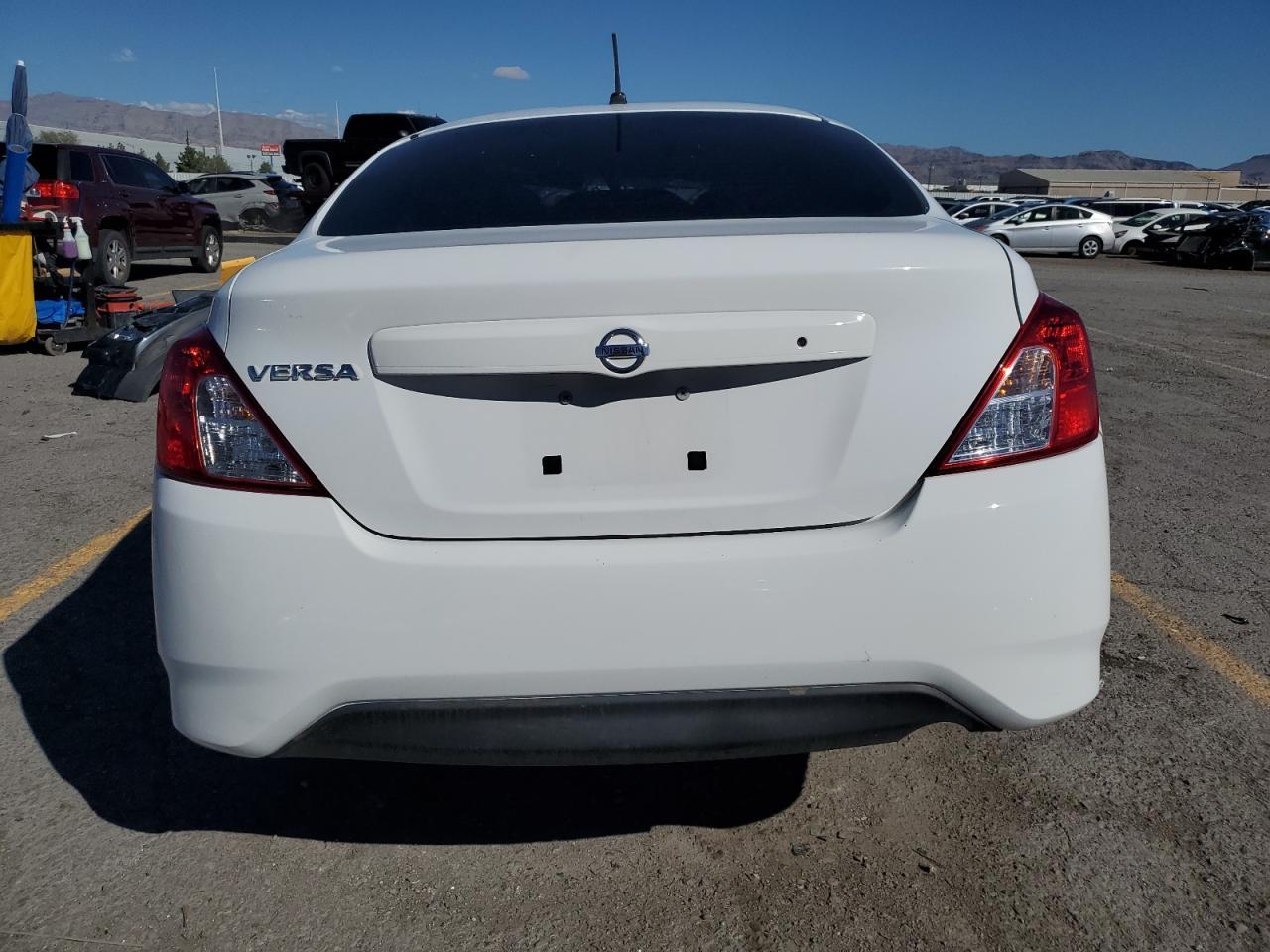 2015 Nissan Versa S - Фото 6