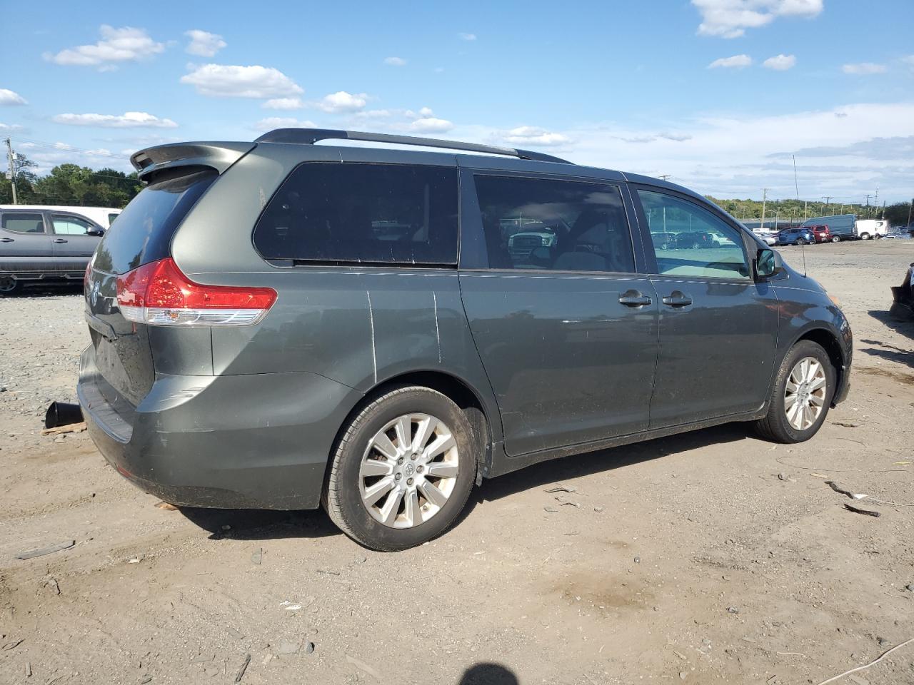 2013 Toyota Sienna Le - Фото 3