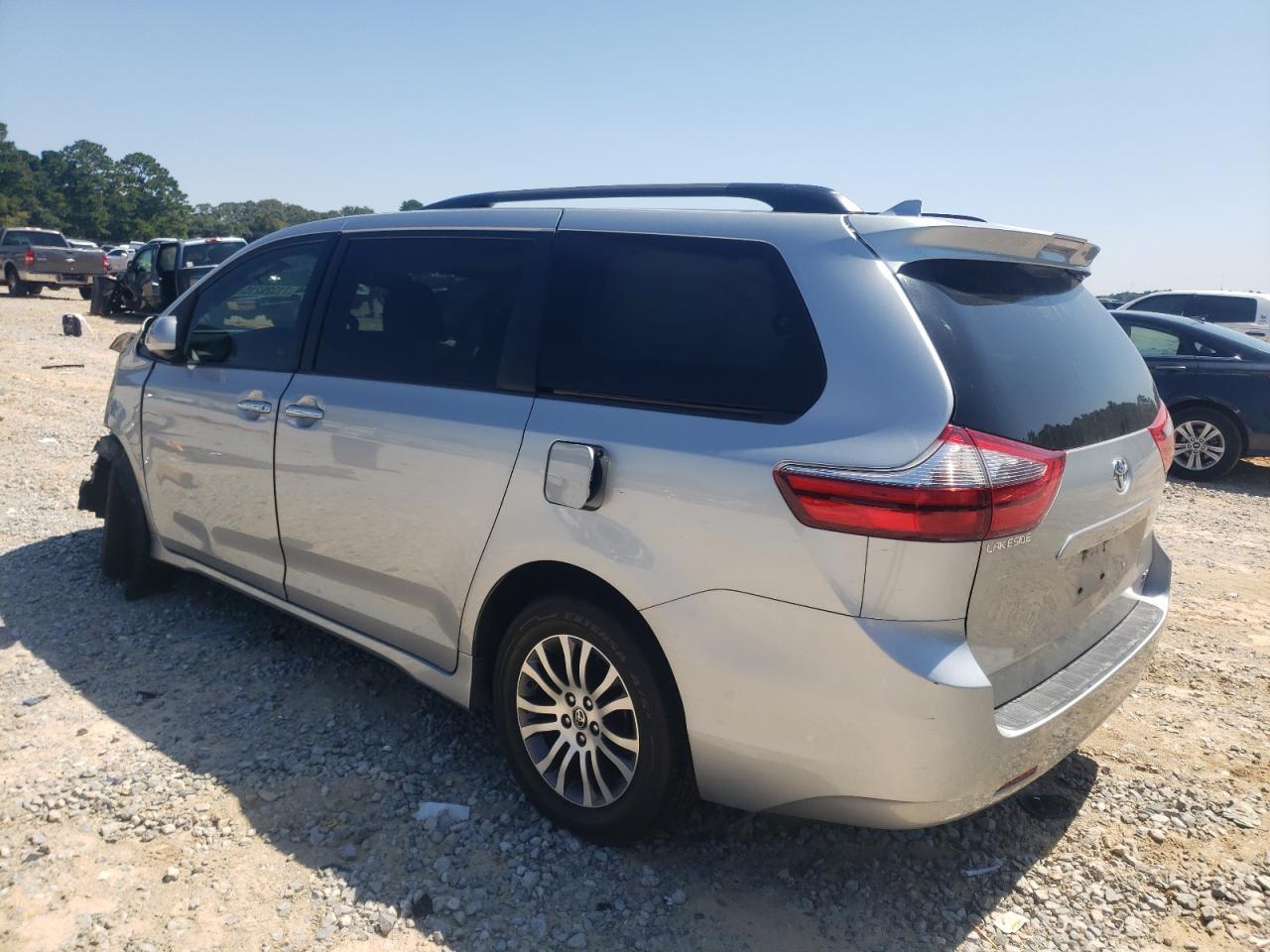 2020 Toyota Sienna Xle - Фото 2