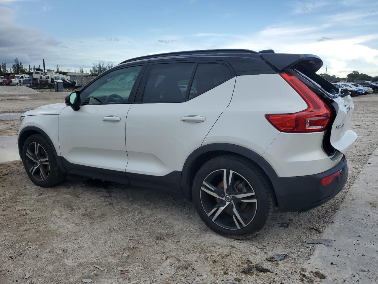2022 Volvo Xc40 T5 R-Design - Фото 2
