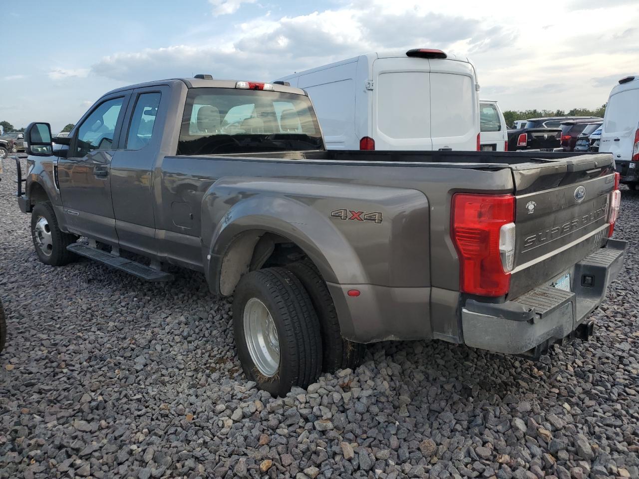 2020 Ford F350 Super Duty - Фото 3