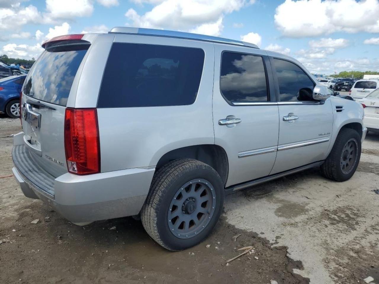 2010 Cadillac Escalade Premium - Image 3