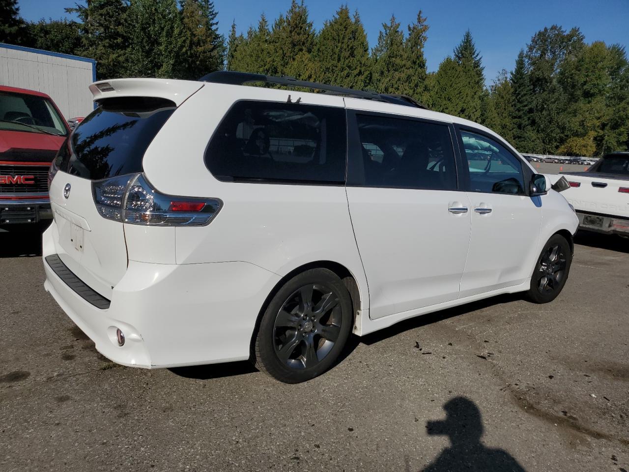 2016 Toyota Sienna Se - Фото 3