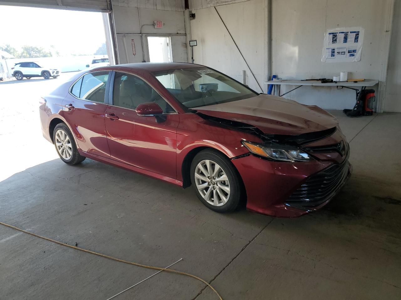 2020 Toyota Camry Le - Фото 4