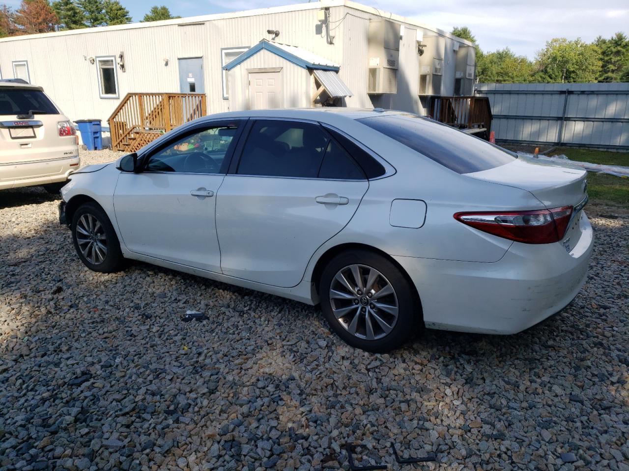 2016 Toyota Camry Le - Фото 2