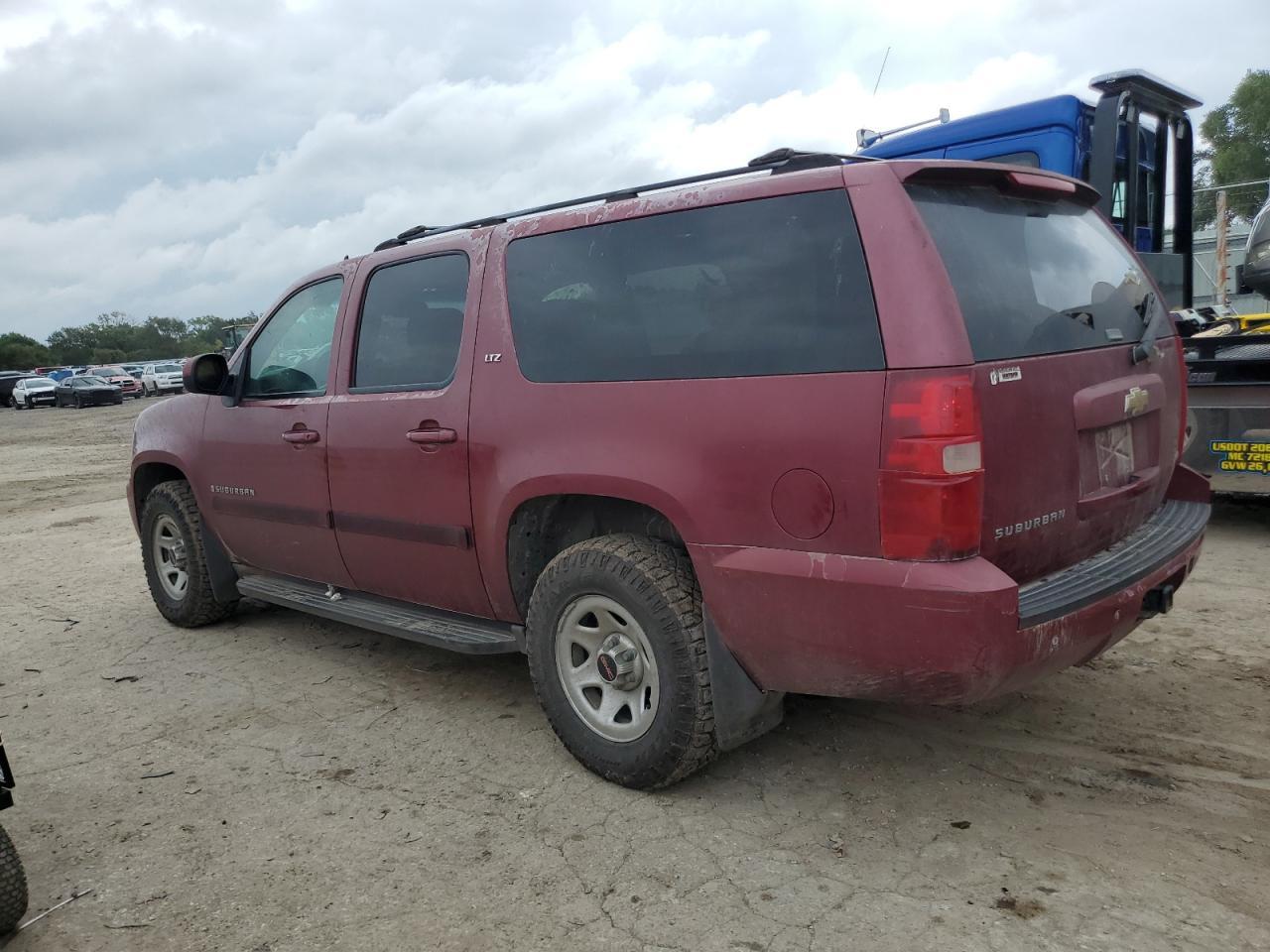 2007 Chevrolet Suburban K1500 - Image 2