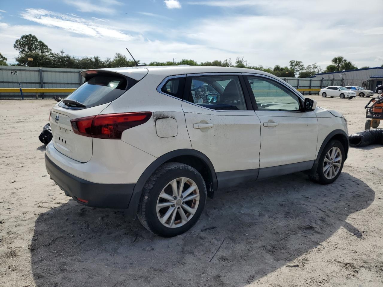 2017 Nissan Rogue Sport S - Фото 3