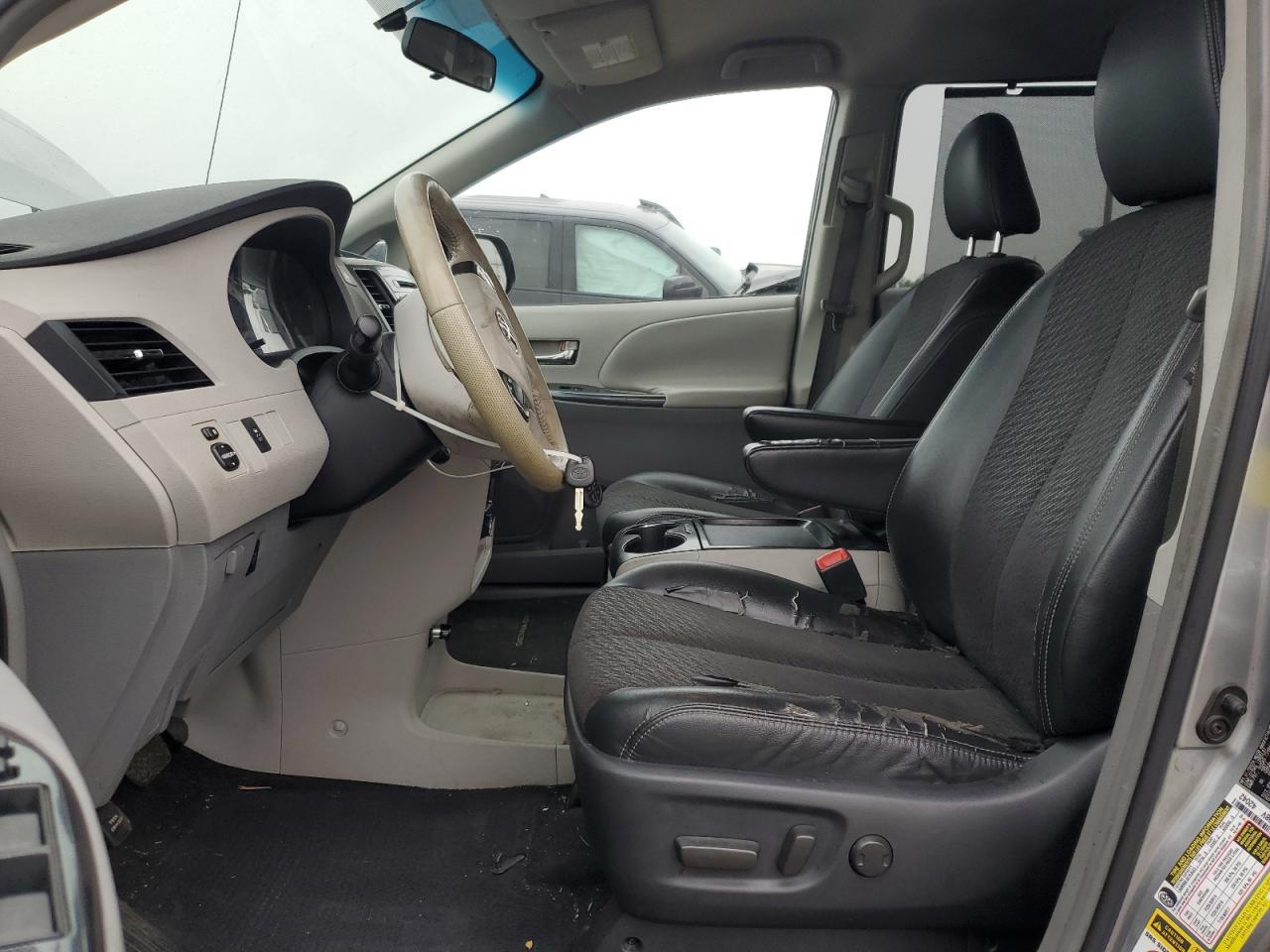 2011 Toyota Sienna Sport - Фото 7