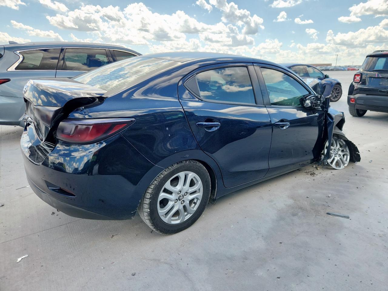 2017 Toyota Yaris Ia - Фото 3