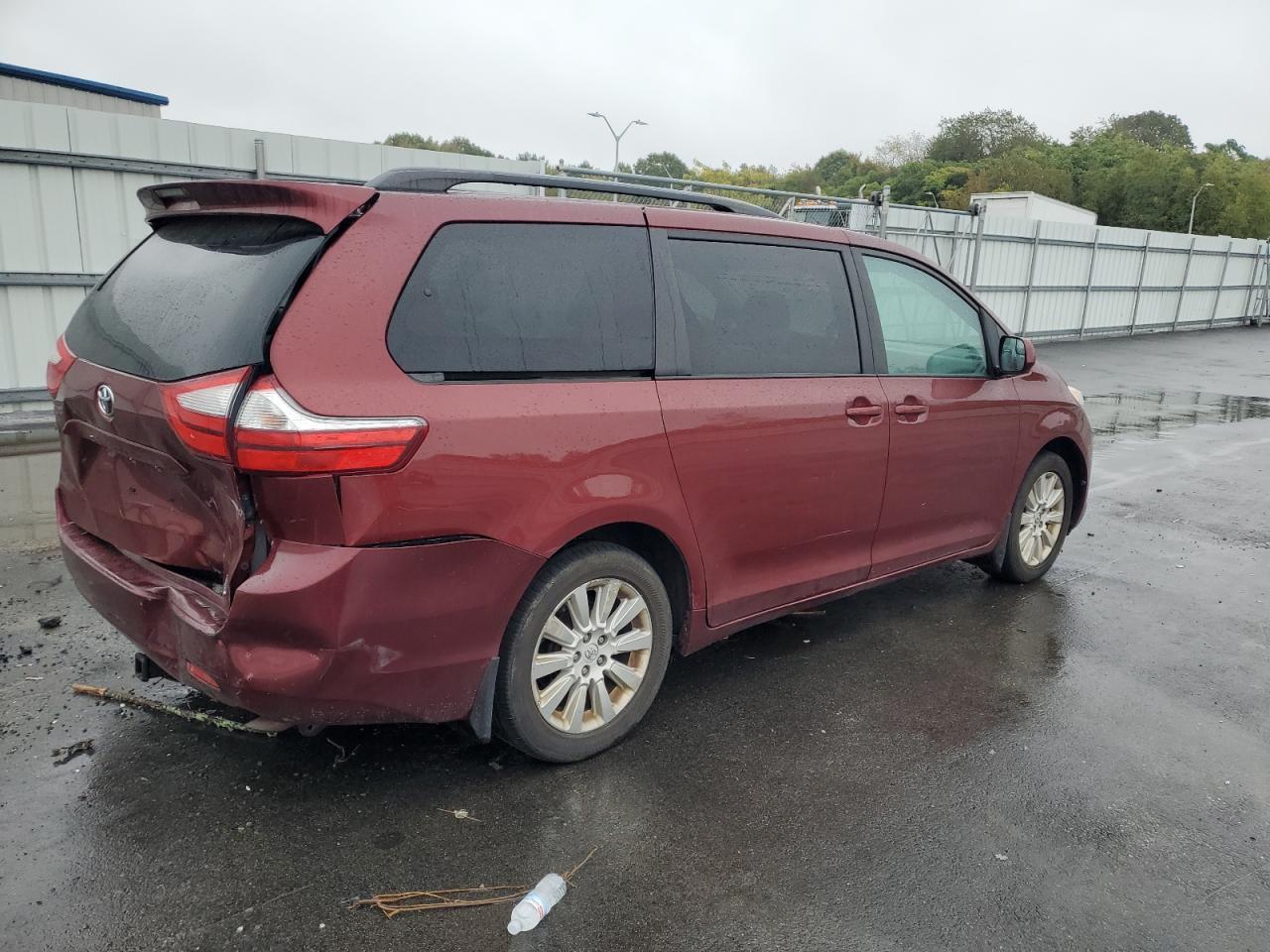 2015 Toyota Sienna Le - Image 3