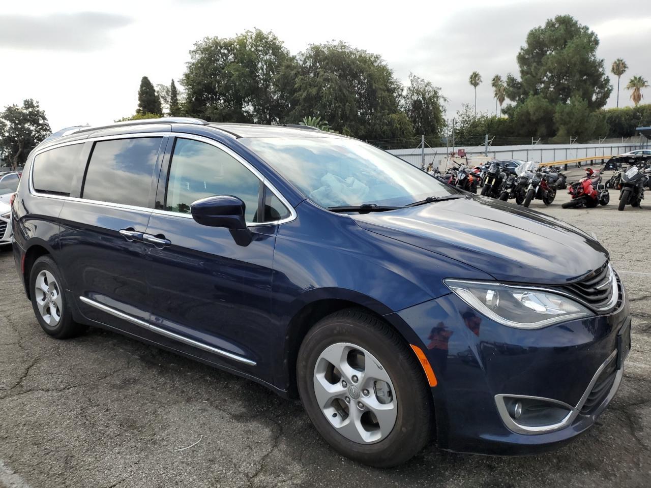 2018 Chrysler Pacifica Hybrid Touring L - Фото 4