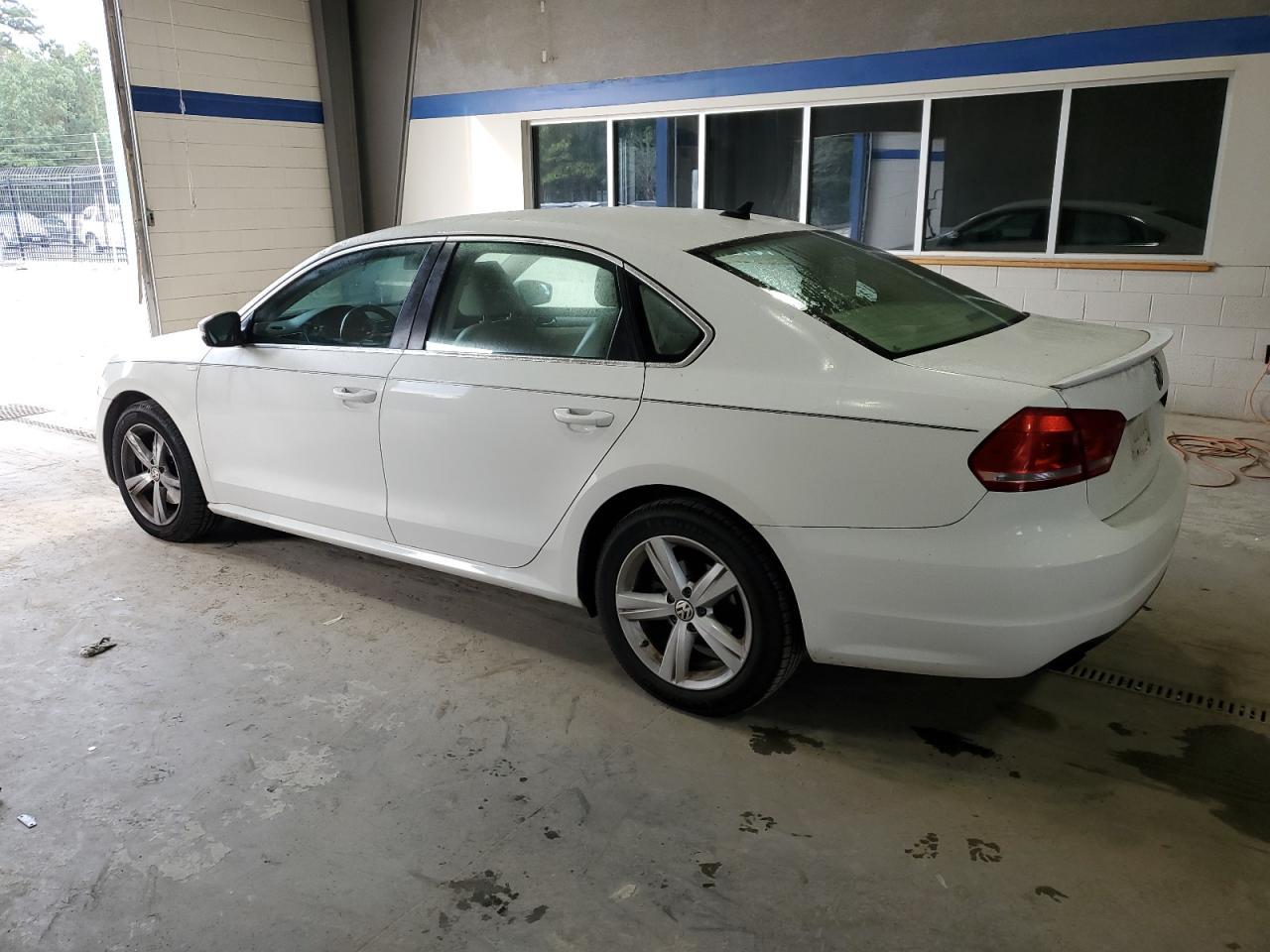 2014 Volkswagen Passat S - Фото 2
