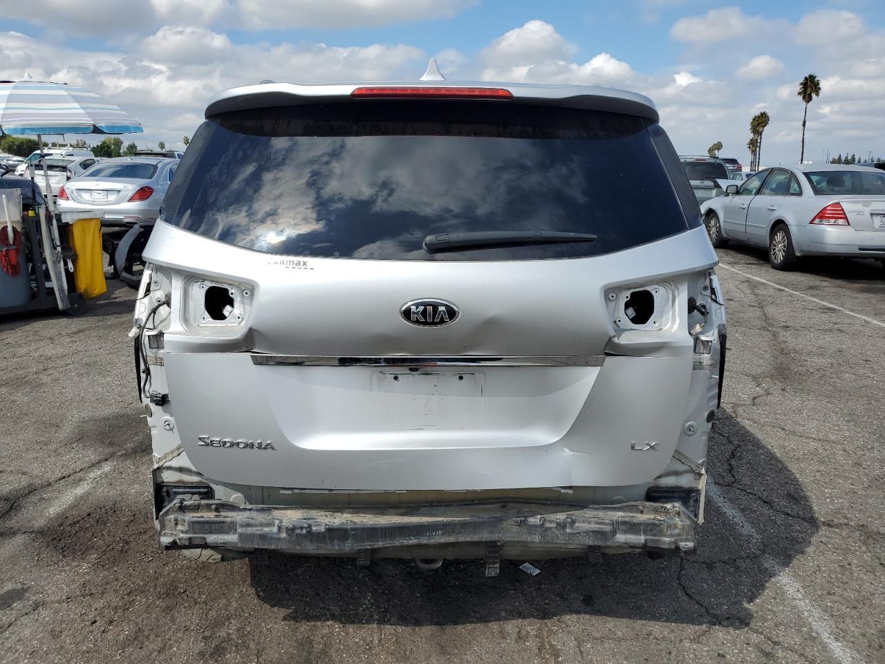 2017 Kia Sedona Lx - Image 6