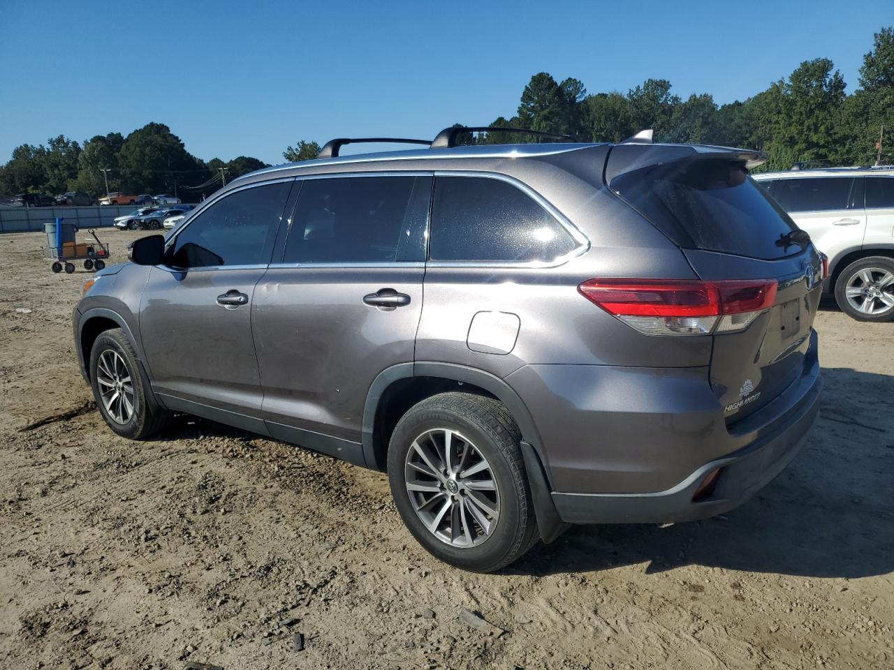 2019 Toyota Highlander Se - Фото 2