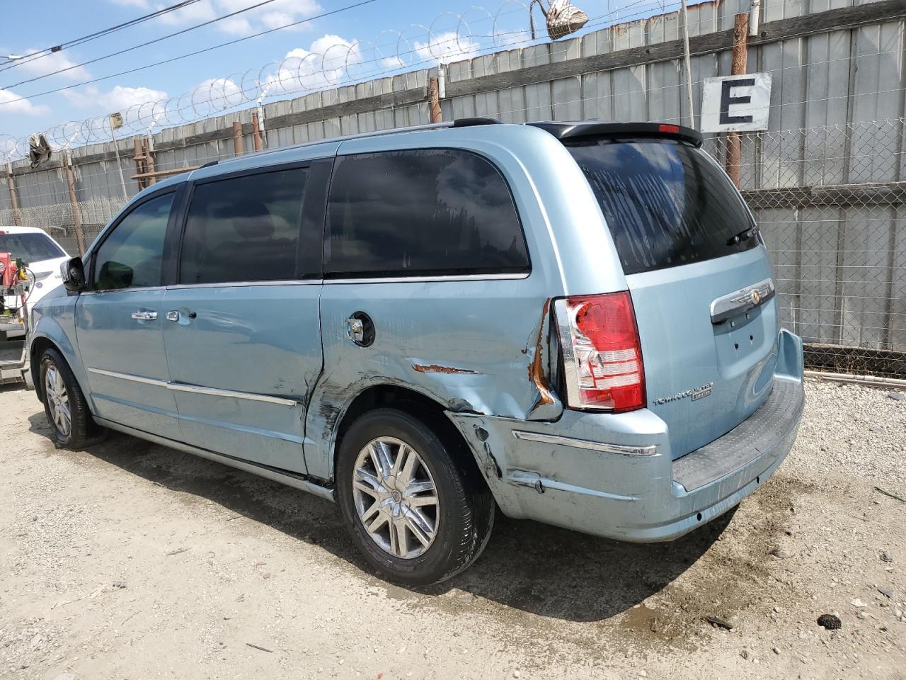 2008 Chrysler Town & Country Limited - Image 2