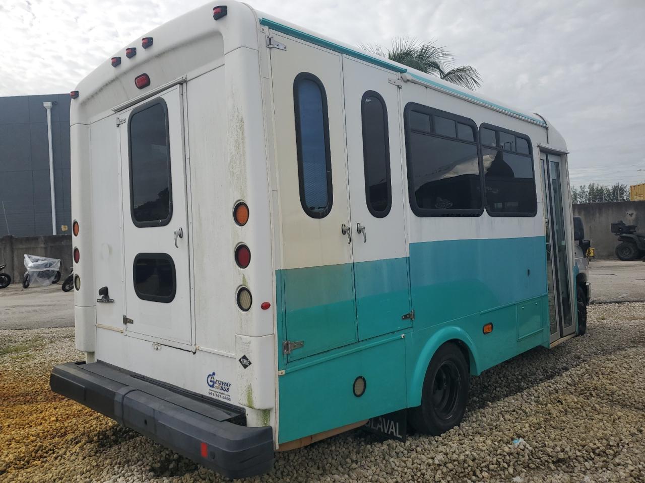 2015 Ford Econoline E450 Super Duty Cutaway Van - Фото 3