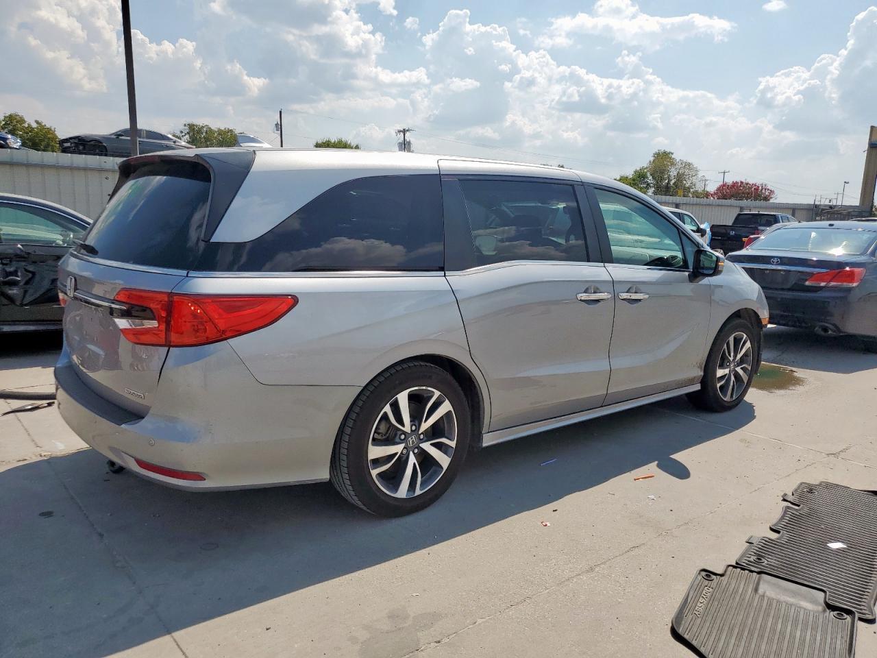 2021 Honda Odyssey Touring - Image 3