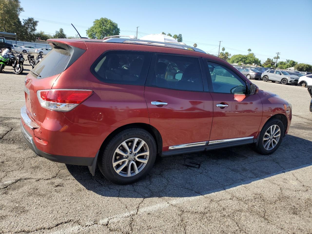 2015 Nissan Pathfinder S - Image 3